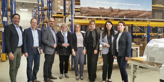 Mona Neubaur (3. v. rechts) zu Besuch im Medikamentenlager von action medeor in Tönisvorst