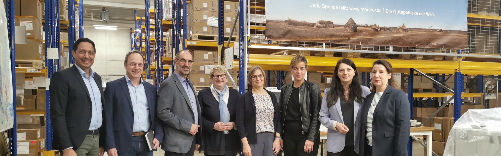 Mona Neubaur (3. v. rechts) zu Besuch im Medikamentenlager von action medeor in Tönisvorst
