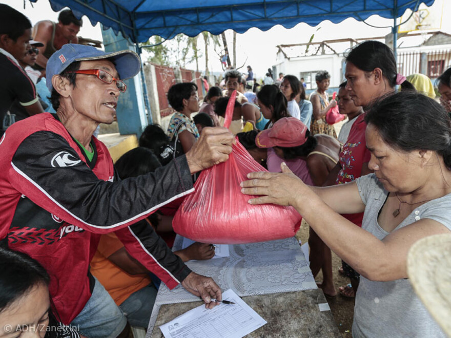 Mit Hilfe von Freiwilligen verteilte CARE letzte Woche Lebensmittelpakete an rund 24.000 Menschen