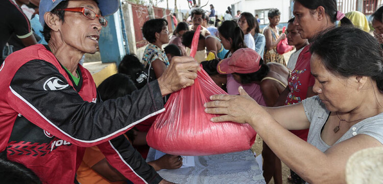 Mit Hilfe von Freiwilligen verteilte CARE letzte Woche Lebensmittelpakete an rund 24.000 Menschen