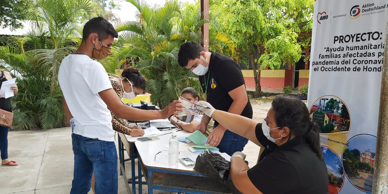 Hilfe in Zeiten von Corona – Helferin und Jugendliche in Honduras