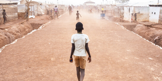 Ein Junge läuft auf einer Straße im Südsudan