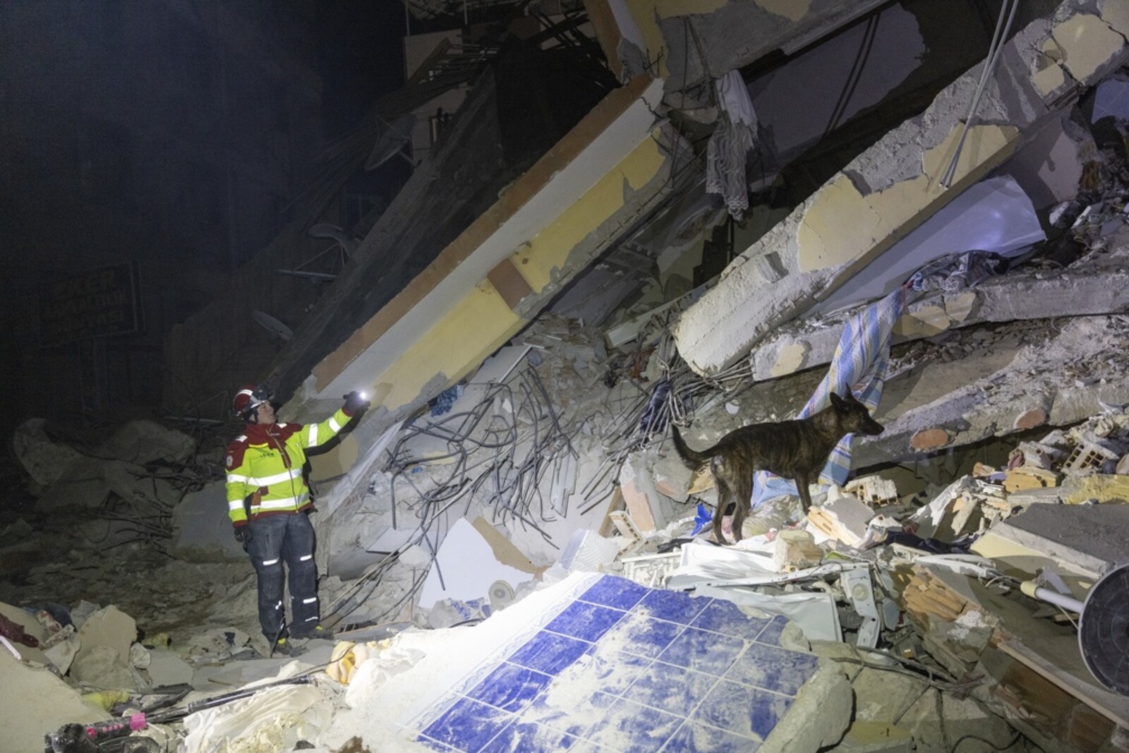 Helfer der Organisation Bundesverband Rettungshunde suchen nach dem Erdbeben nach Überlebenden