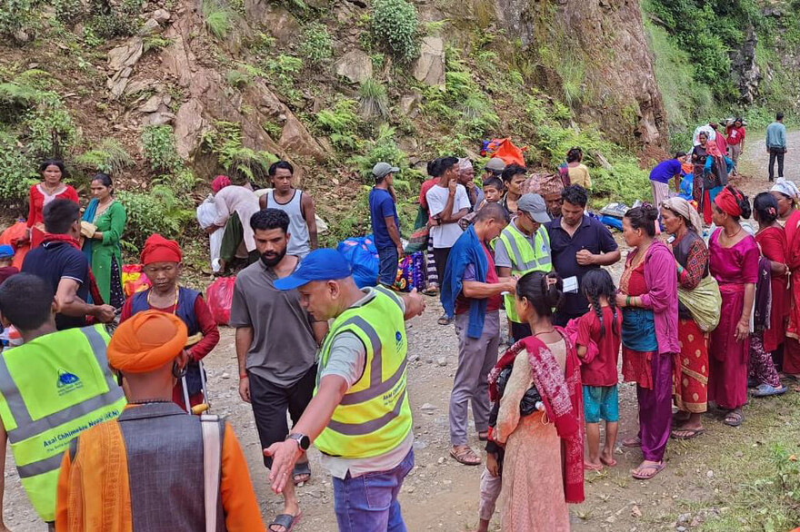 Hilfsorganisationen verteilen Nahrungsmittel und Trinkwasser an die betroffenen Menschen in Nepal