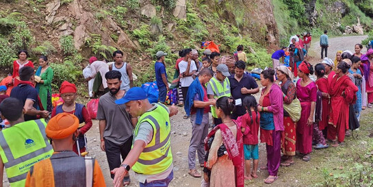 Helfer unterstützen die Kinder, Frauen und Männer nach der Sturzflut in Nepal