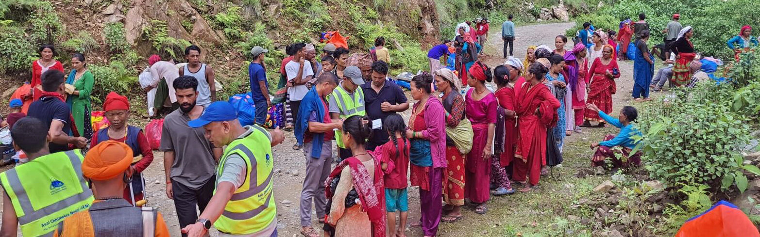 Nach Sturzflut im Himalaya: Kinderhilfswerk GLOBAL CARE leistet Nothilfe Helfer unterstützen die Kinder, Frauen und Männer nach der Sturzflut in Nepal