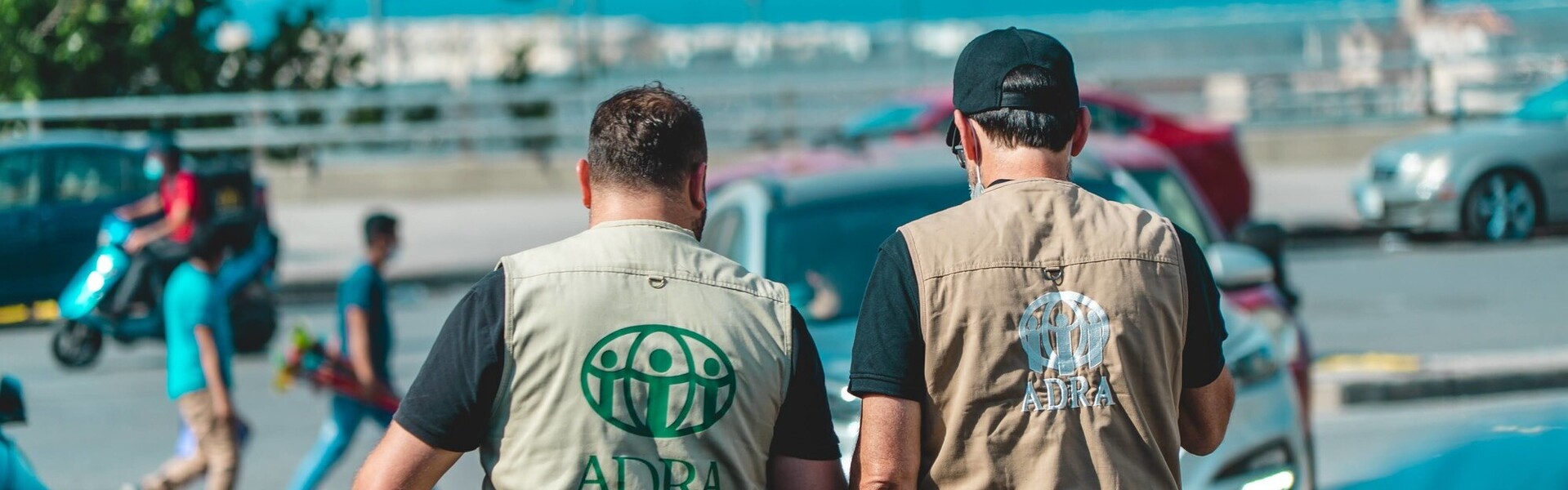 Zwei Helfer der Organisation ADRA im Einsatz im Libanon