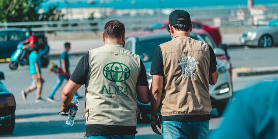Zwei Helfer der Organisation ADRA im Einsatz im Libanon
