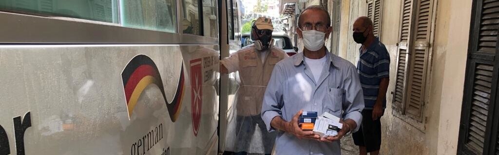 Ein Mann in Beirut erhält Medikamente über die mobile Klinik der Malteser