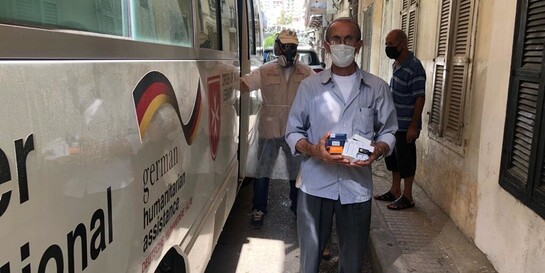Ein Mann in Beirut erhält Medikamente über die mobile Klinik der Malteser