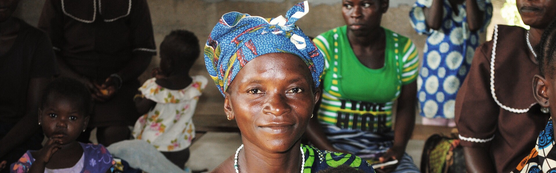Eine Frau mit Baby im Geburtshaus Bo in Sierra Leone