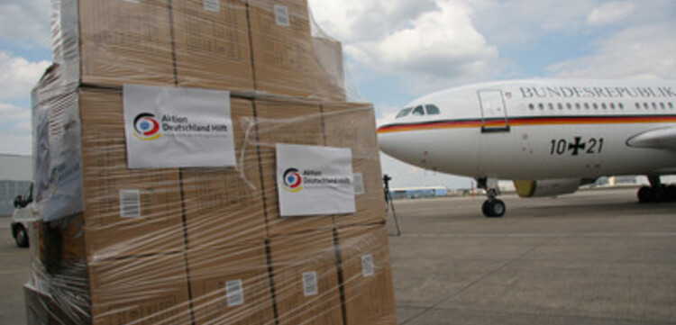 Zyklon in Birma: ADH Hilfsgüter werden zum Abtransport nach Birma verladen