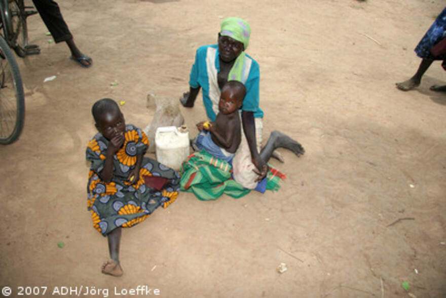 Flut Afrika: Mutter mit ihren Kindern