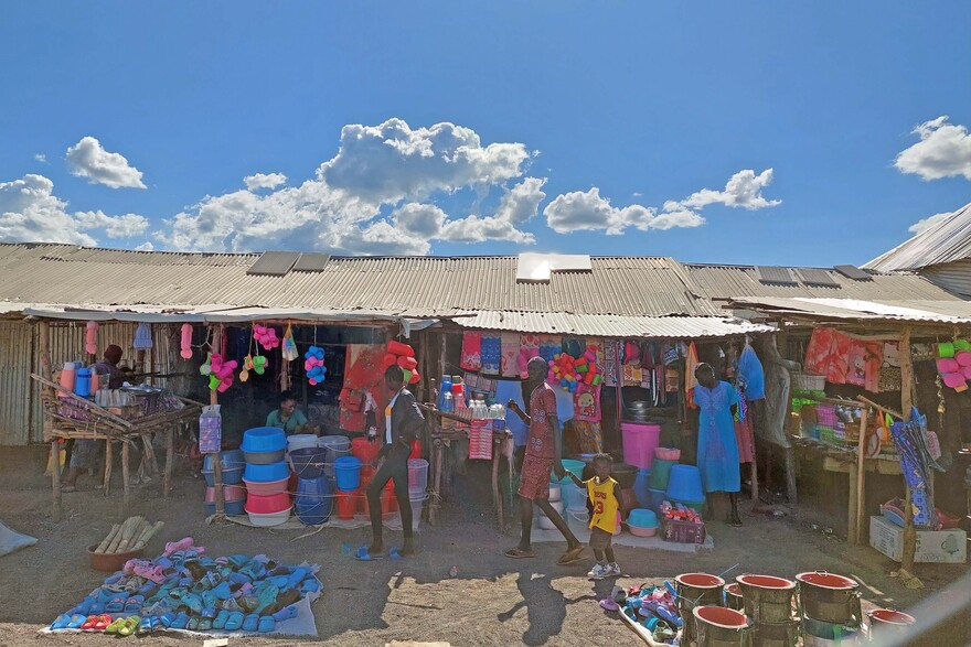 Verkaufsstände im Geflüchtetencamp Kakuma in Kenia Verkaufsstände im Geflüchtetencamp Kakuma in Kenia
