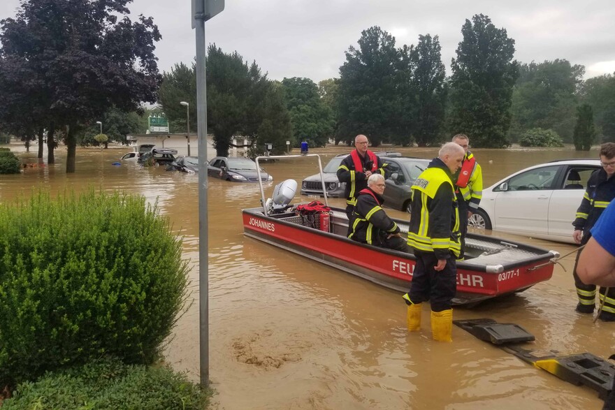 Das Boot der Feuerwehr Leutesdorf wird während der Flutkatastrophe 2021 im Ahrtal zu Wasser gelassen