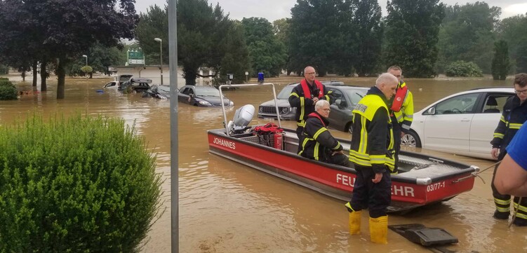 Das Boot der Feuerwehr Leutesdorf wird während der Flutkatastrophe 2021 im Ahrtal zu Wasser gelassen
