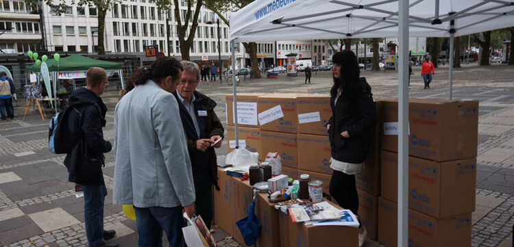Am Stand von unserem Bündnispartner action medeor konnte man sich über Nothilfe in Syrien informieren und überlegen, was genau in ein medizinisches Hilfspaket gehört Am Stand von unserem Bündnispartner action medeor konnte man sich über Nothilfe in Syrien informieren und überlegen, was genau in ein medizinisches Hilfspaket gehört