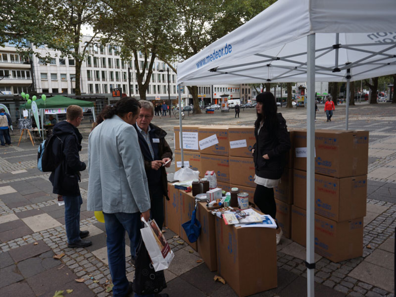 017-800-bs-tour-16 Am Stand von unserem Bündnispartner action medeor konnte man sich über Nothilfe in Syrien informieren und überlegen, was genau in ein medizinisches Hilfspaket gehört