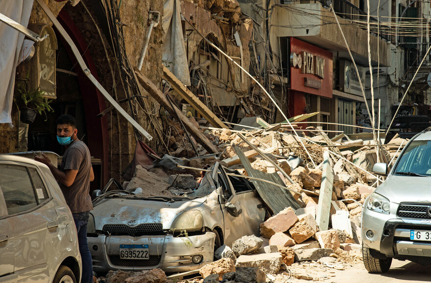 Ein Mann auf einer durch die Explosion in Beirut zerstörten Straßen Ein Mann auf einer durch die Explosion in Beirut zerstörten Straßen