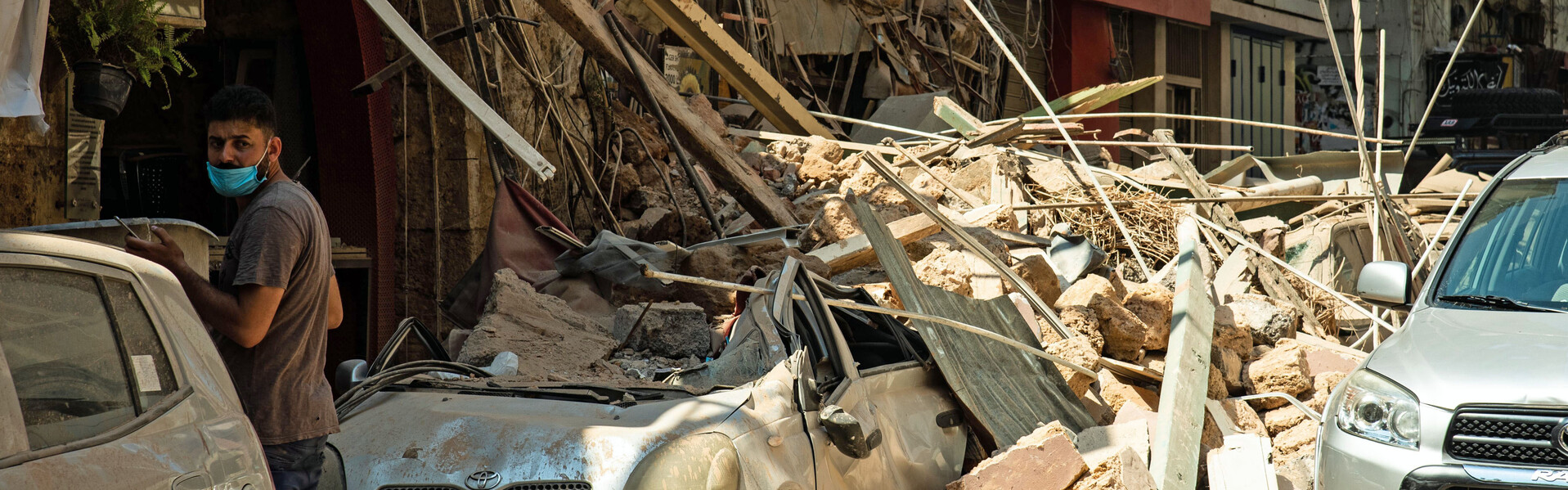 Ein Mann auf einer durch die Explosion in Beirut zerstörten Straßen