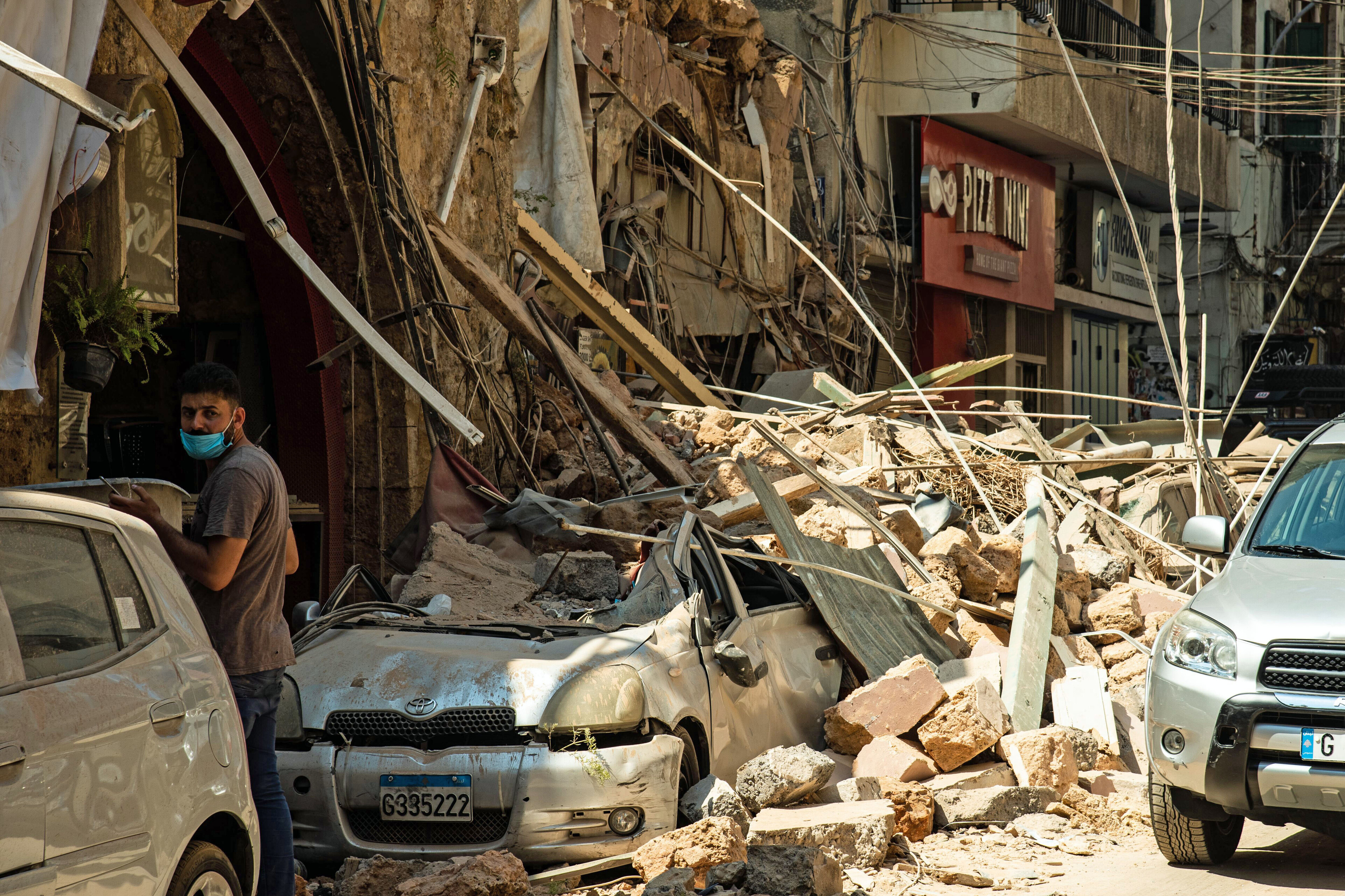 Ein Mann auf einer durch die Explosion in Beirut zerstörten Straßen Ein Mann auf einer durch die Explosion in Beirut zerstörten Straßen