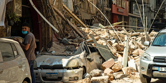 Ein Mann auf einer durch die Explosion in Beirut zerstörten Straßen