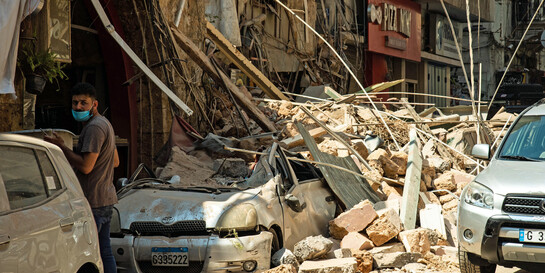 Ein Mann auf einer durch die Explosion in Beirut zerstörten Straßen