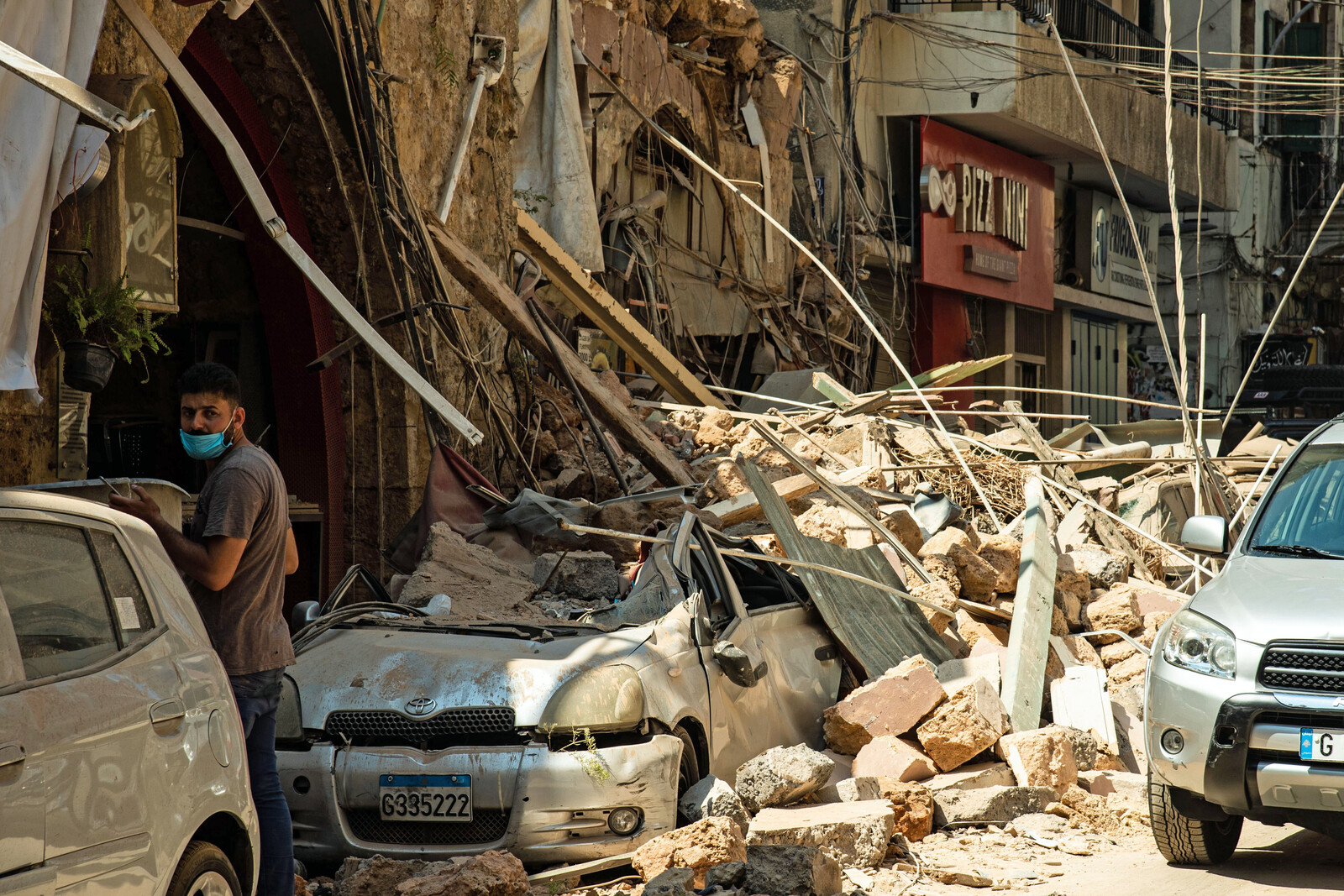 Ein Mann auf einer durch die Explosion in Beirut zerstörten Straßen