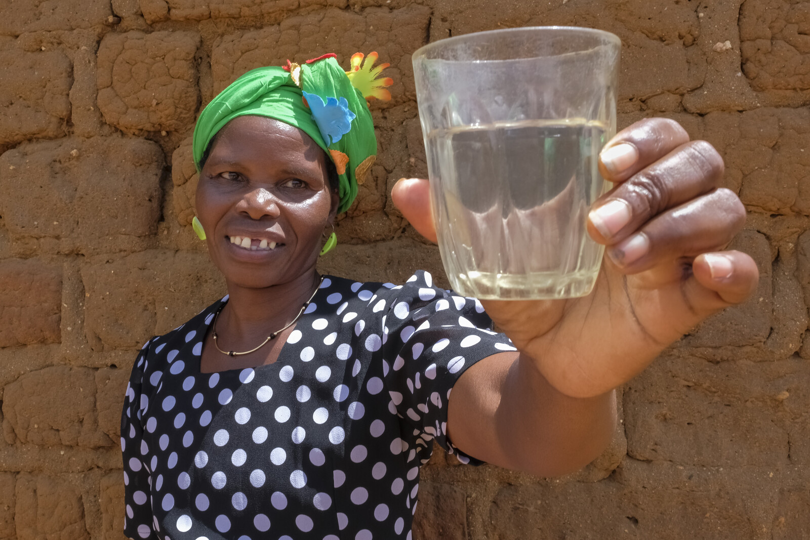 Pilisila Theki, Bäuerin in Kenia, ist dankbar für das saubere Wasser