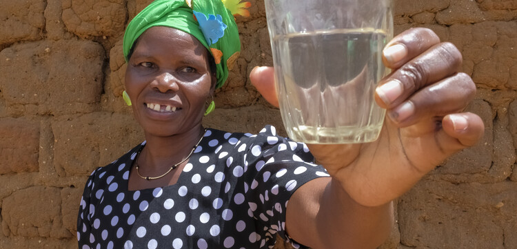 Pilisila Theki, Bäuerin in Kenia, ist dankbar für das saubere Wasser