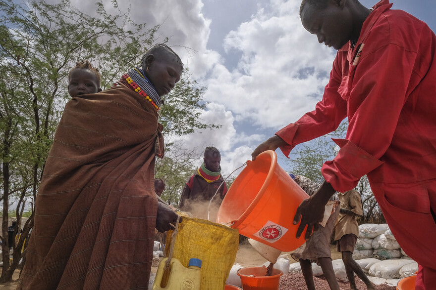 Hilfsorganisationen verteilen Nahrungsmittel an Kinder, Frauen und Männer in Kenia. Dort herrscht eine Hungersnot