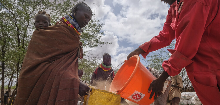 Hilfsorganisationen verteilen Nahrungsmittel an Kinder, Frauen und Männer in Kenia. Dort herrscht eine Hungersnot