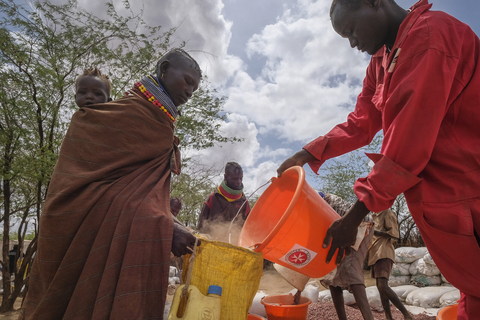 Hilfsorganisationen verteilen Nahrungsmittel an Kinder, Frauen und Männer in Kenia. Dort herrscht eine Hungersnot