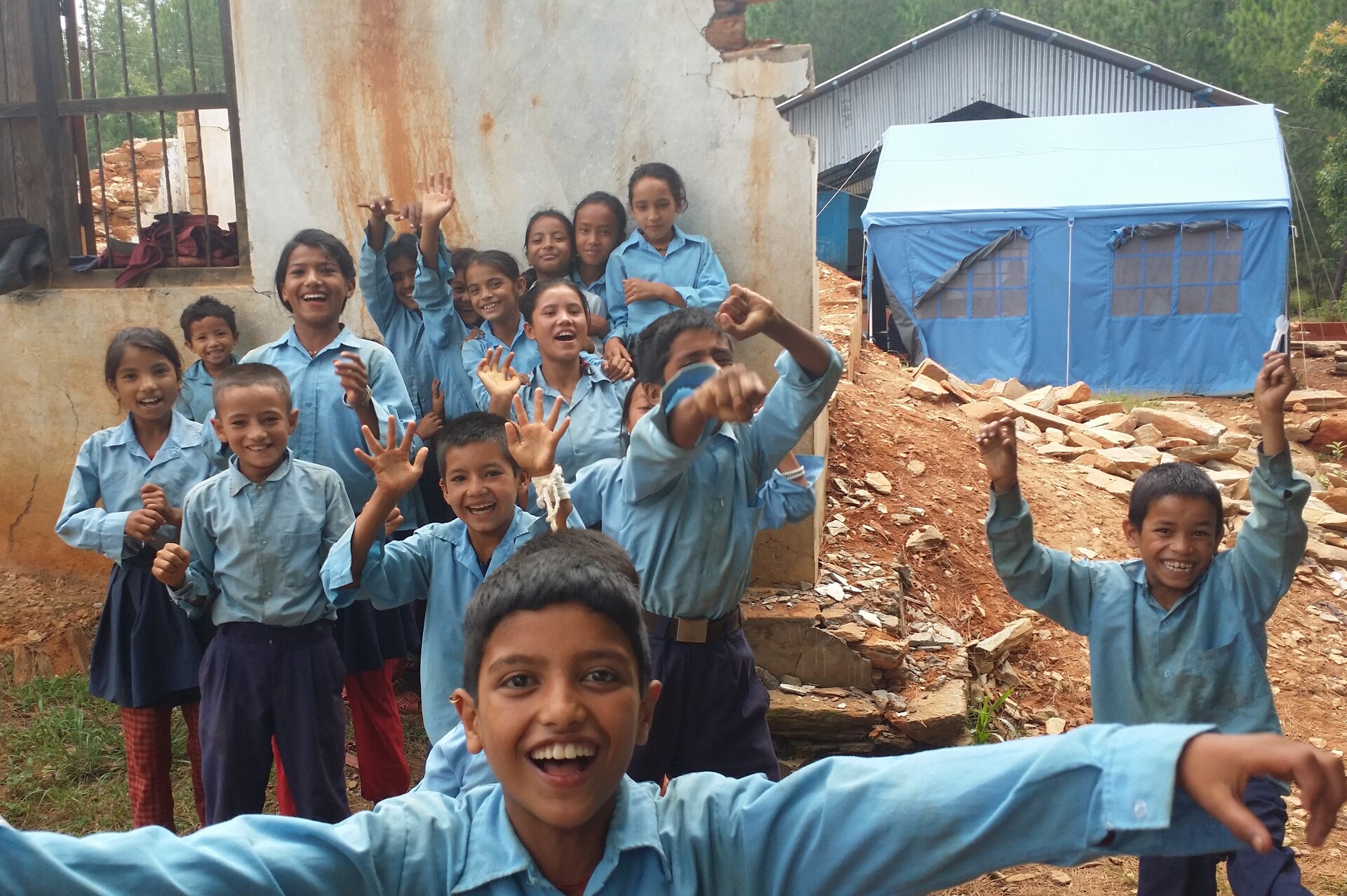 Eine Gruppe von Kindern in Nepal freut sich über eine neue Schule. Eine Gruppe von Kindern in Nepal freut sich über eine neue Schule.