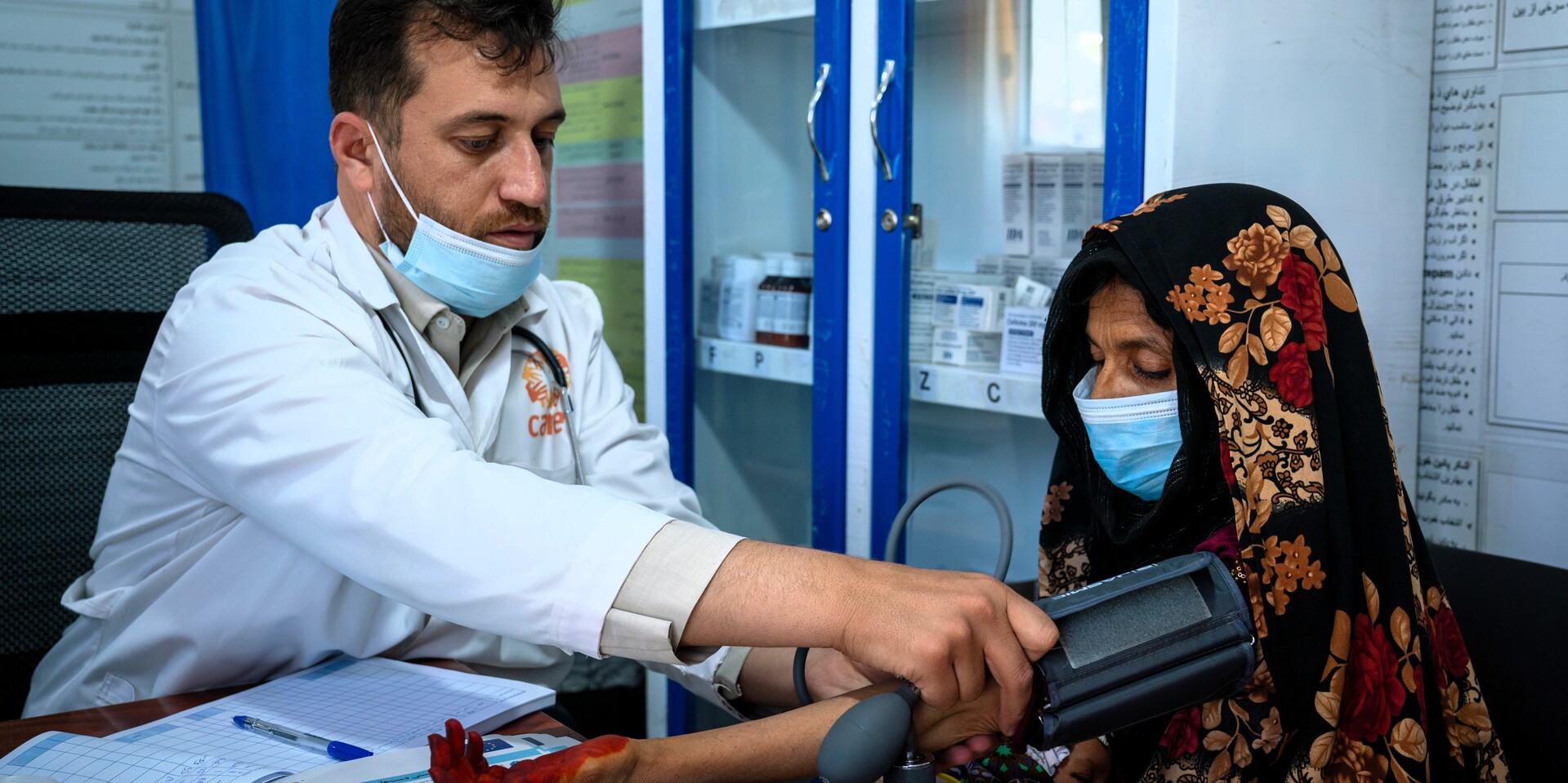 Ein Arzt untersucht eine Frau in Afghanistan Ein Arzt untersucht eine Frau in Afghanistan