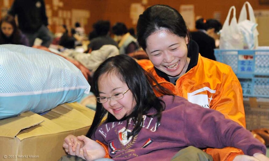011-wv-mitarbeiterin-spielt Auch die Mitarbeiterin von World Vision lacht mit den Kindern.