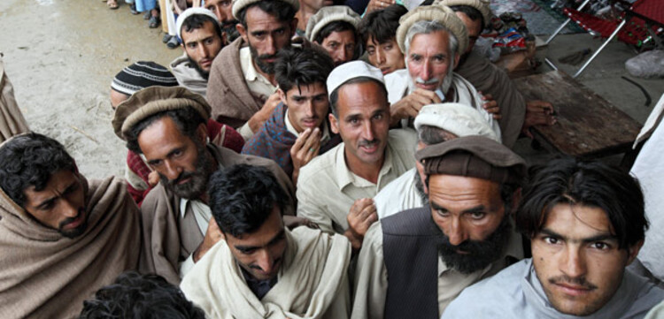 Flut Pakistan: Lebensmittelverteilung arche noVa Flut Pakistan: Lebensmittelverteilung arche noVa