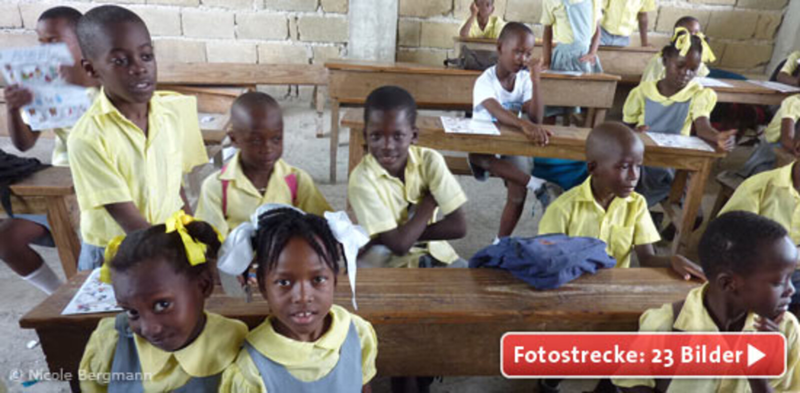 Fröhliche Kinder an der Schule „Pyramide“ in Leogane erhalten Unterricht in Hygiene.
