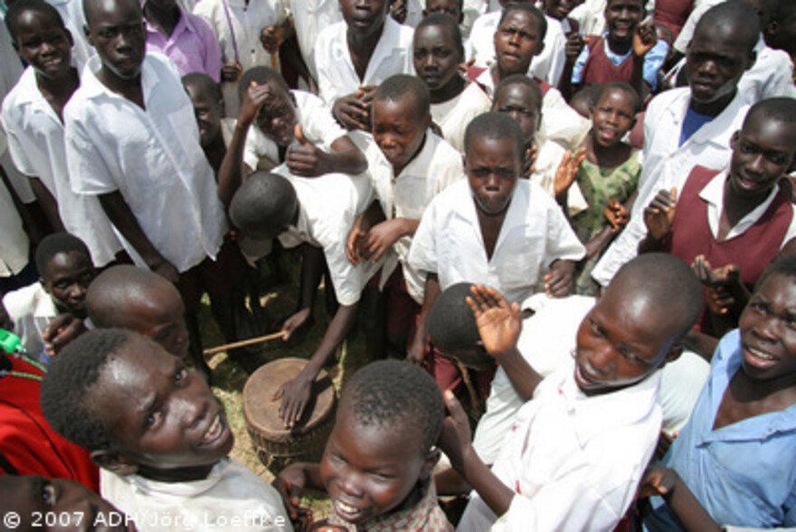 Flut Afrika: Kinder tanzen zum Trommelschlag