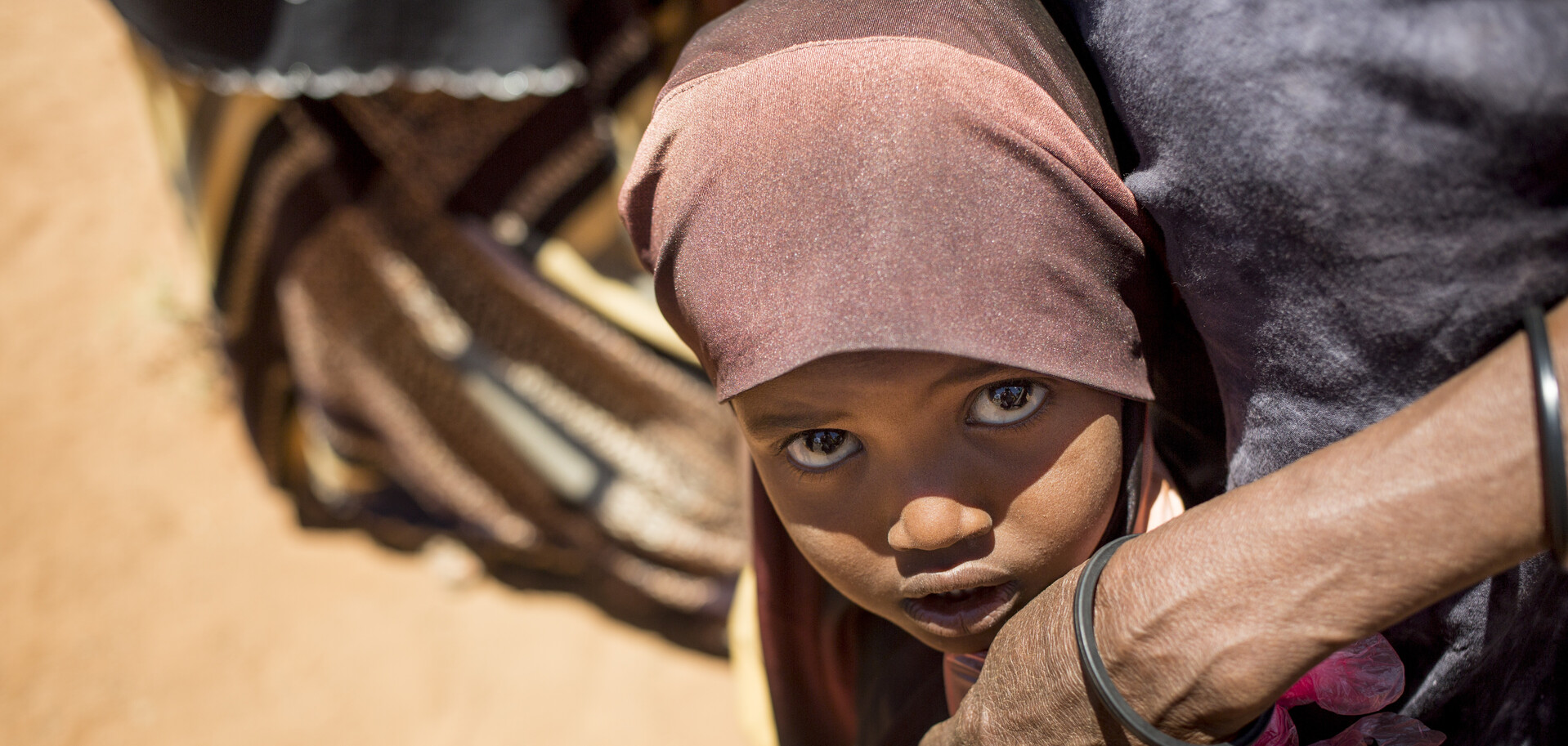 Ein Kind in Somalia wird von seiner Mutter gehalten. Ein Kind in Somalia wird von seiner Mutter gehalten.