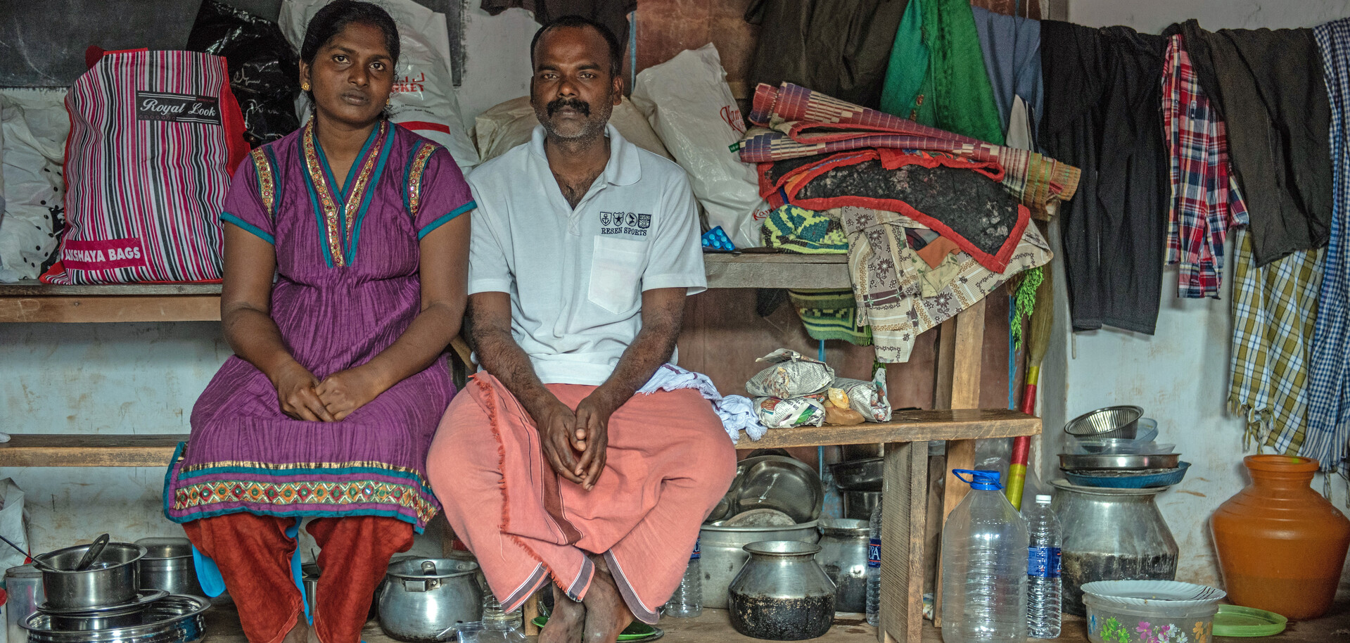 Saritha & Saijmon mit ihrem Hab und Gut in der Notunterkunft in Indien Saritha & Saijmon mit ihrem Hab und Gut in der Notunterkunft in Indien