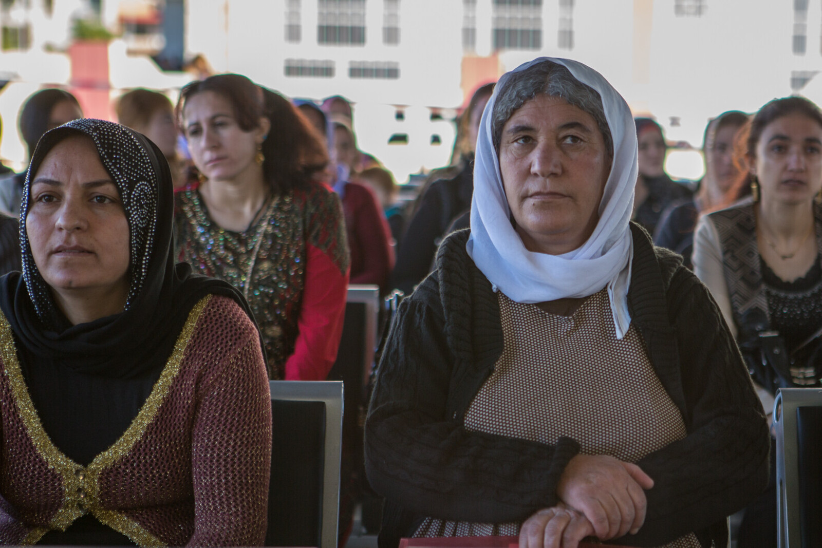 Frauen im Irak hören einer Veranstaltung zu