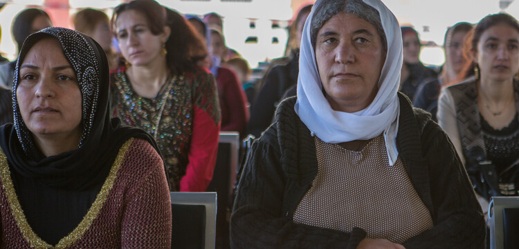 Frauen im Irak hören einer Veranstaltung zu Frauen im Irak hören einer Veranstaltung zu
