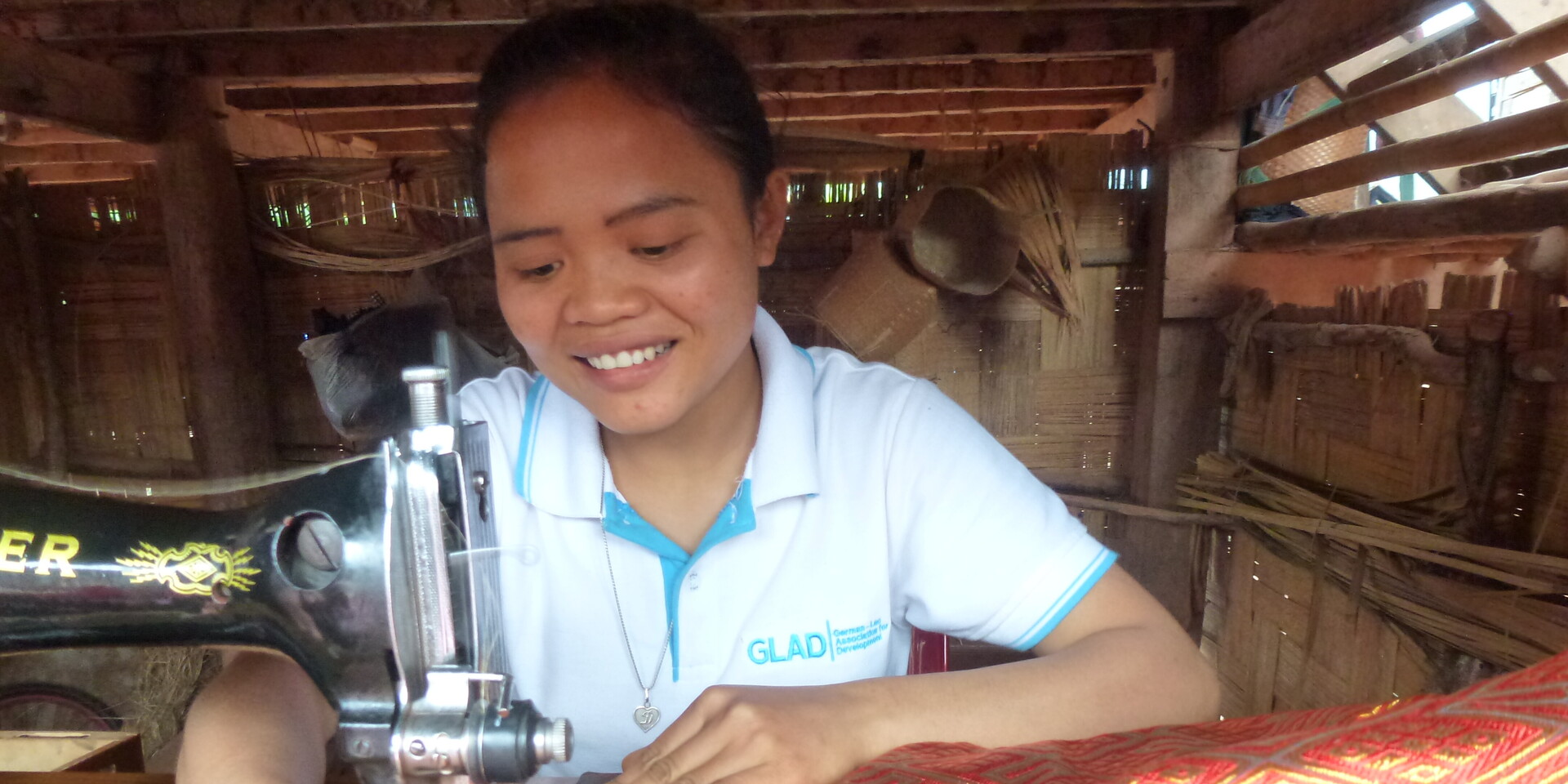 Die junge Frau Phet Phommany aus Laos hat sich mit einer Schneiderei selbstständig gemacht Die junge Frau Phet Phommany aus Laos hat sich mit einer Schneiderei selbstständig gemacht