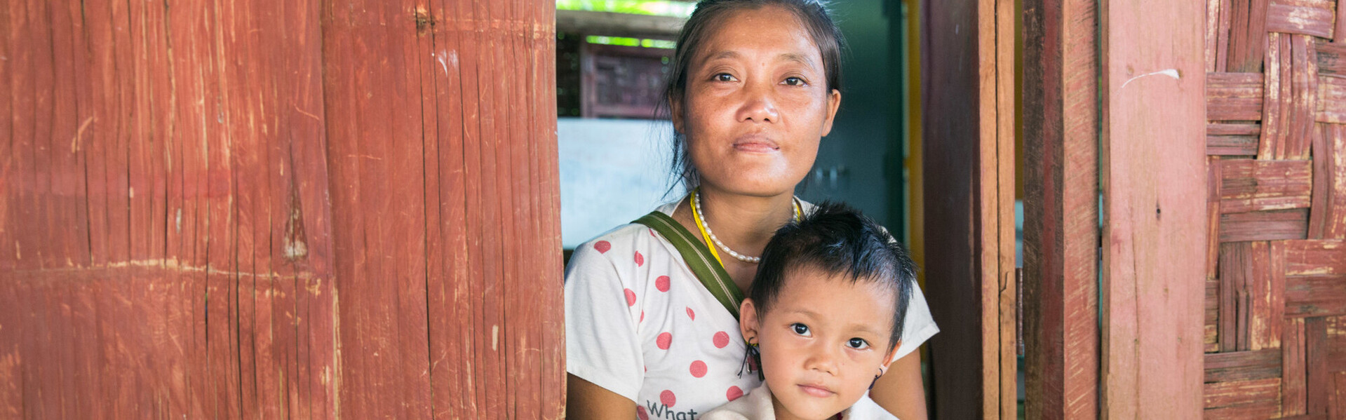 Frau und Kind in Myanmar, wo sich Erdbeben ereignet hat (Archivbild)