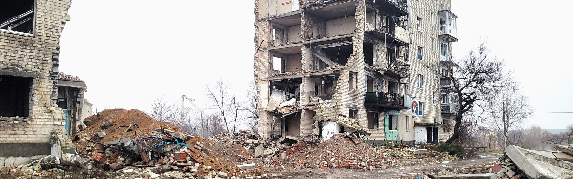 Eine zerstörte Wohnanlage in der Ukraine