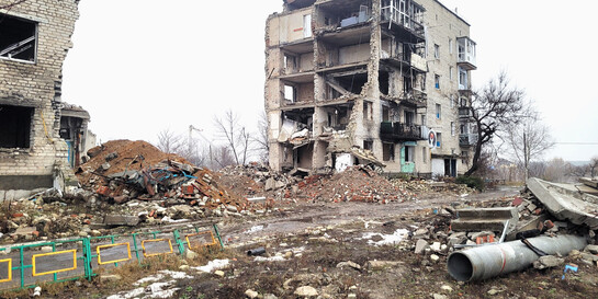 Eine zerstörte Wohnanlage in der Ukraine