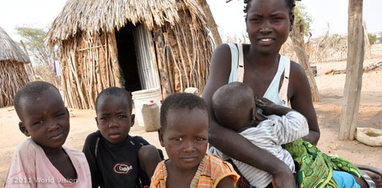 Ostafrika, Kenia, Familie vor einer Lehmhütte