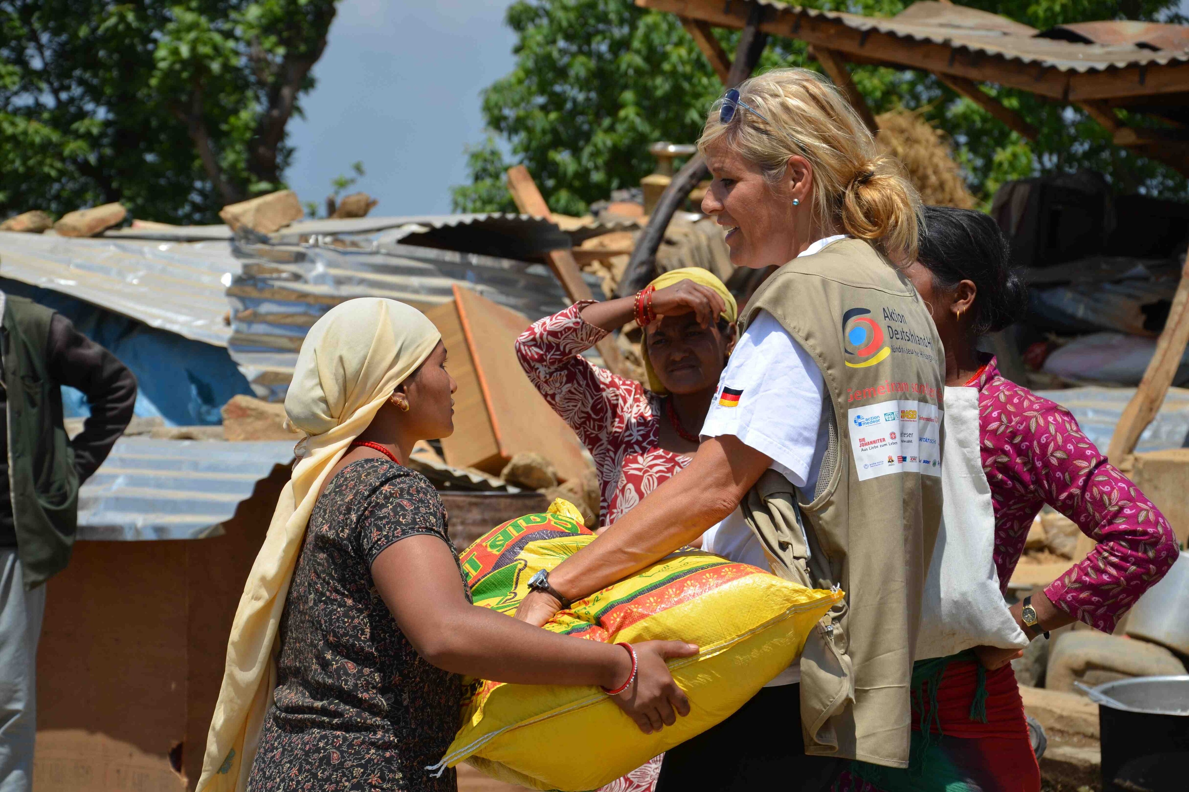 Nach dem schweren Erdbeben in Nepal werden erste Hilfsgüter verteilt. Eine Frau erhält Nahrungsmittel von einer Helferin. Nach dem schweren Erdbeben in Nepal werden erste Hilfsgüter verteilt. Eine Frau erhält Nahrungsmittel von einer Helferin.