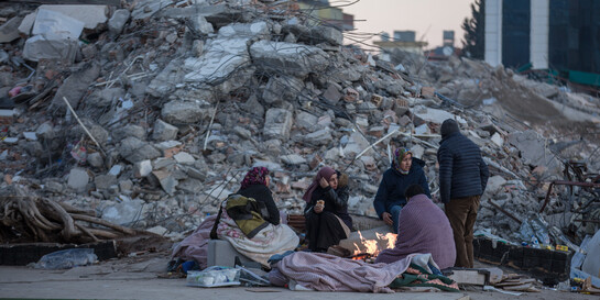Frauen vor einem zerstörten Gebäude nach dem Erdbeben in Syrien/Türkei